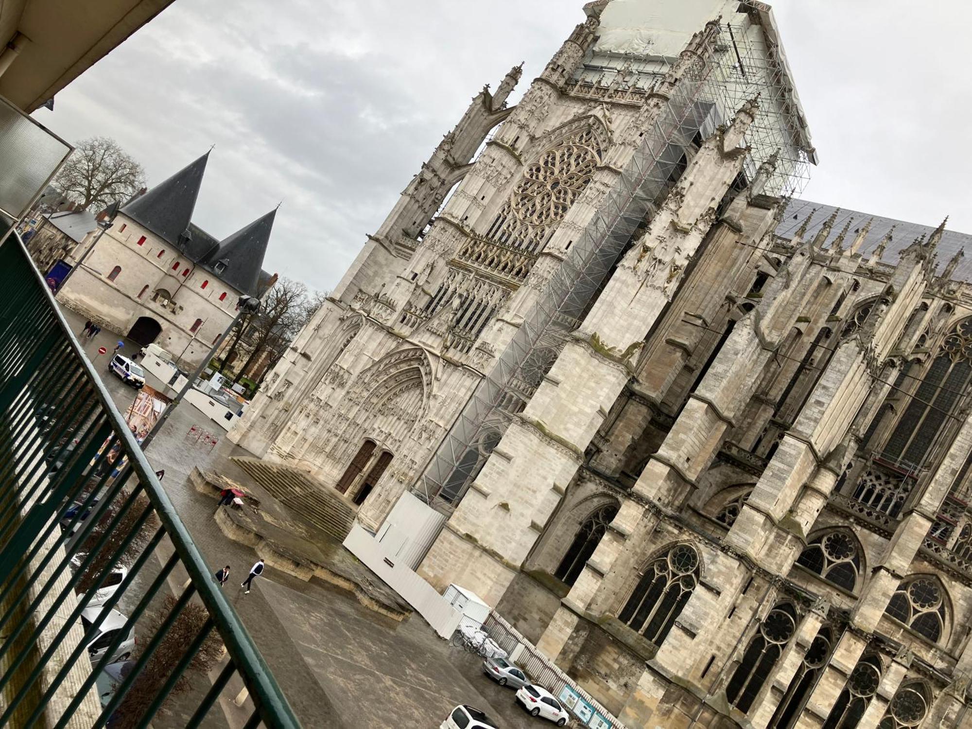 Lovely Appartement Vue Cathedrale Beauvais Exterior photo
